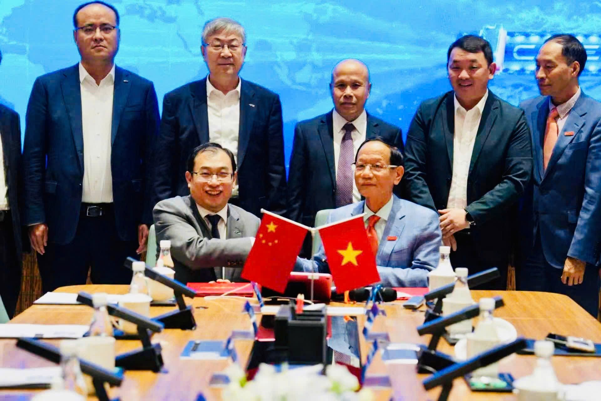 Ông Vũ Văn Tiền bắt tay tập đoàn ô tô Trung Quốc, mở rộng sang chip bán dẫn, robot và đóng tàu - Ảnh 1. Ông Vũ Văn Tiền bắt tay tập đoàn ô tô Trung Quốc, mở rộng sang chip bán dẫn, robot và đóng tàu - Ảnh 1.