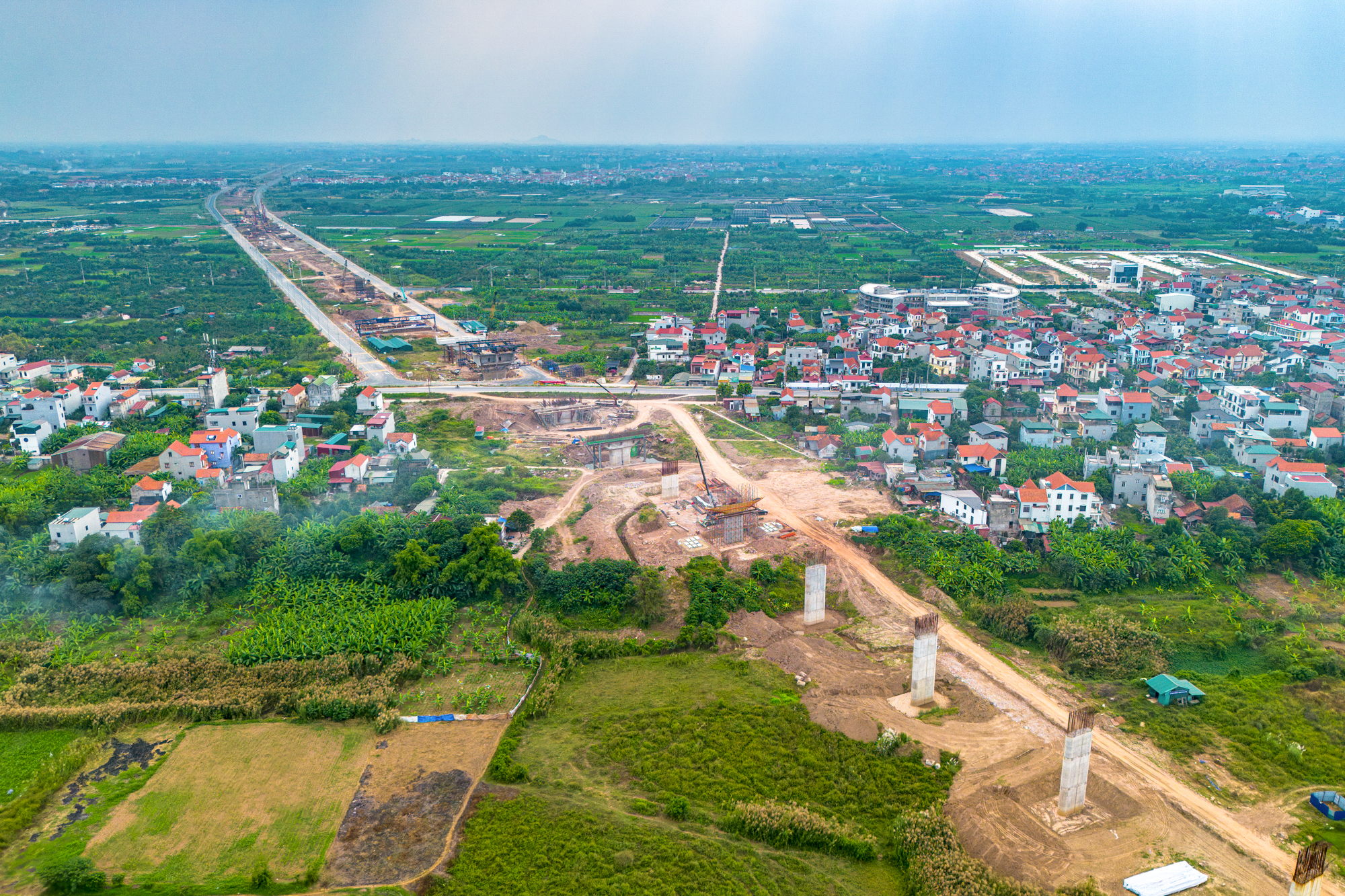 Cận cảnh cây cầu gần 10.000 tỷ đồng kết nối đại đô thị của Vinhomes và Sun Group đã lắp phiến dầm đầu tiên, dự kiến hoàn thành vào năm 2027- Ảnh 12. Cận cảnh cây cầu gần 10.000 tỷ đồng kết nối đại đô thị của Vinhomes và Sun Group đã lắp phiến dầm đầu tiên, dự kiến hoàn thành vào năm 2027- Ảnh 12.