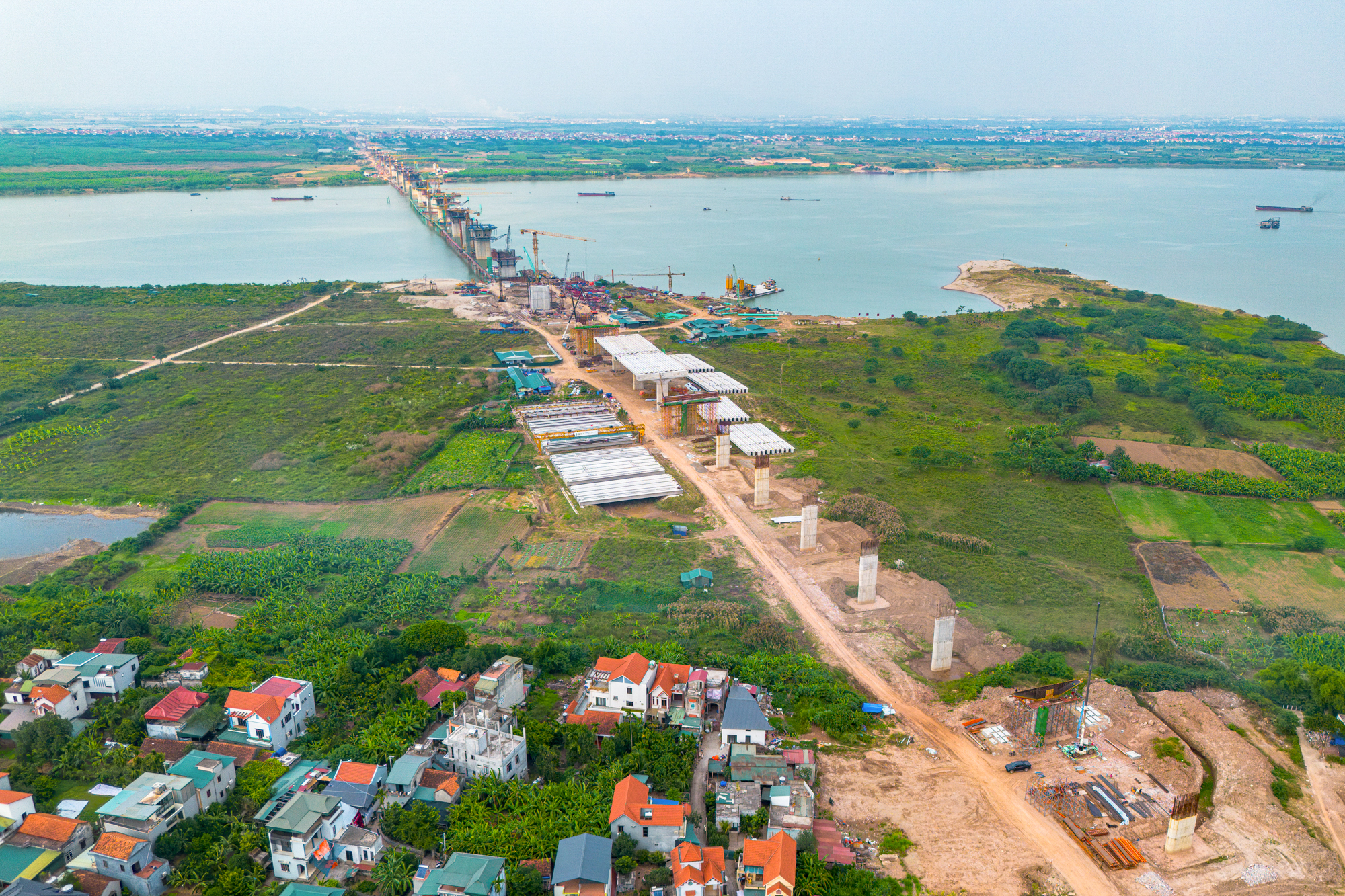 Cận cảnh cây cầu gần 10.000 tỷ đồng kết nối đại đô thị của Vinhomes và Sun Group đã lắp phiến dầm đầu tiên, dự kiến hoàn thành vào năm 2027- Ảnh 2. Cận cảnh cây cầu gần 10.000 tỷ đồng kết nối đại đô thị của Vinhomes và Sun Group đã lắp phiến dầm đầu tiên, dự kiến hoàn thành vào năm 2027- Ảnh 2.