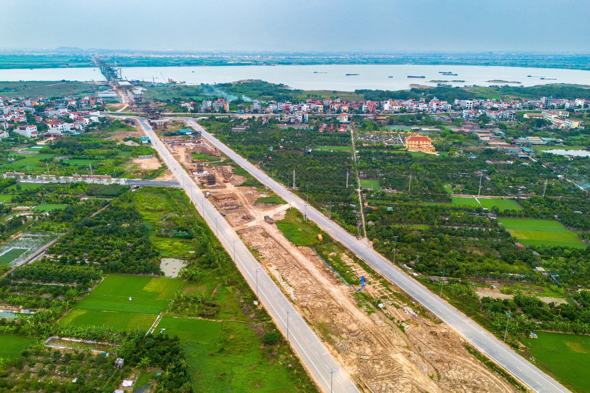 Cận cảnh cây cầu gần 10.000 tỷ đồng kết nối đại đô thị của Vinhomes và Sun Group đã lắp phiến dầm đầu tiên, dự kiến hoàn thành vào năm 2027- Ảnh 8. Cận cảnh cây cầu gần 10.000 tỷ đồng kết nối đại đô thị của Vinhomes và Sun Group đã lắp phiến dầm đầu tiên, dự kiến hoàn thành vào năm 2027- Ảnh 8.