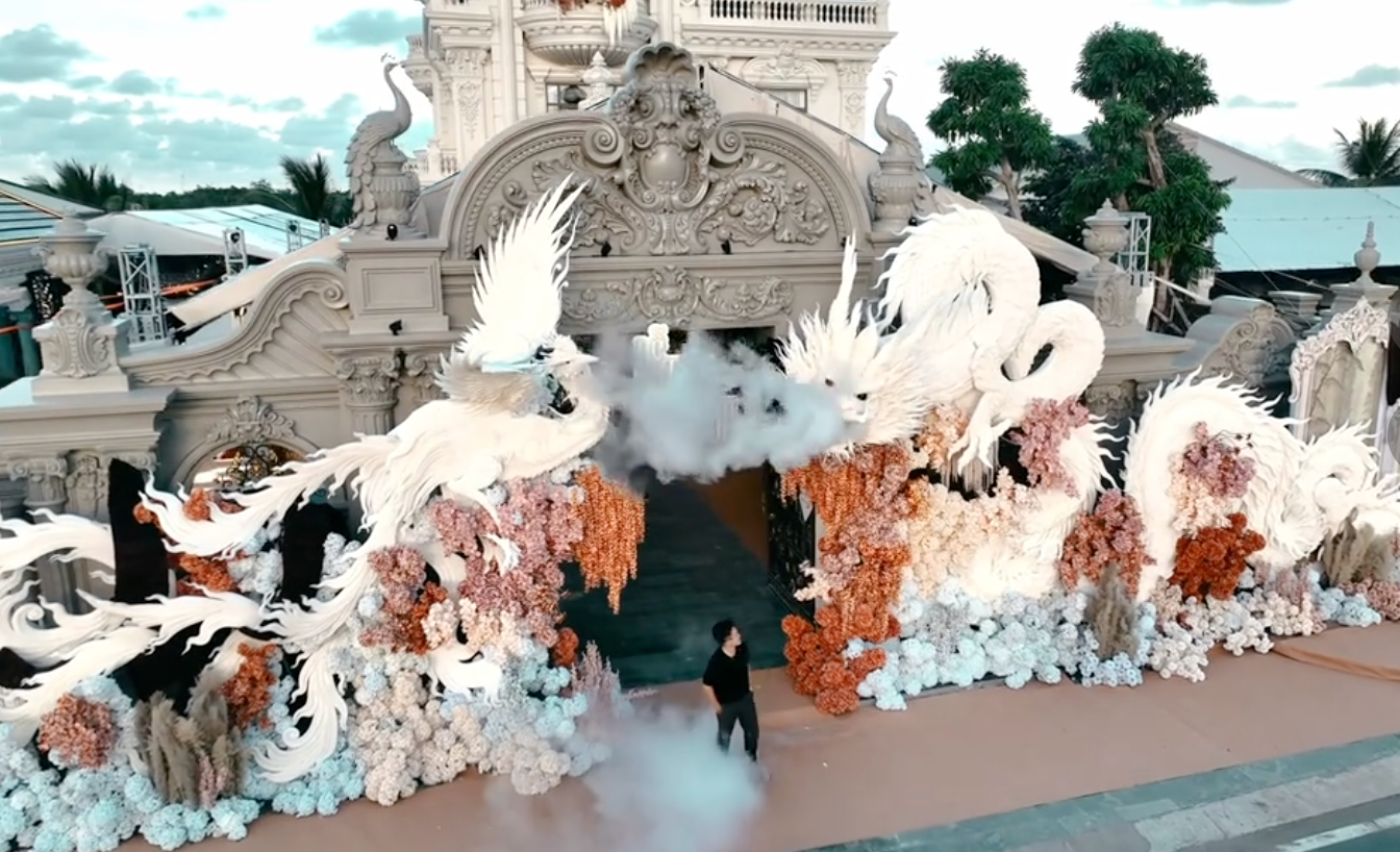 Đám cưới của cậu cả Bến Tre: Biệt phủ tráng lệ như lâu đài, khoảnh khắc cô dâu bước vào cánh cổng hào môn hot rần rần MXH - Ảnh 2.