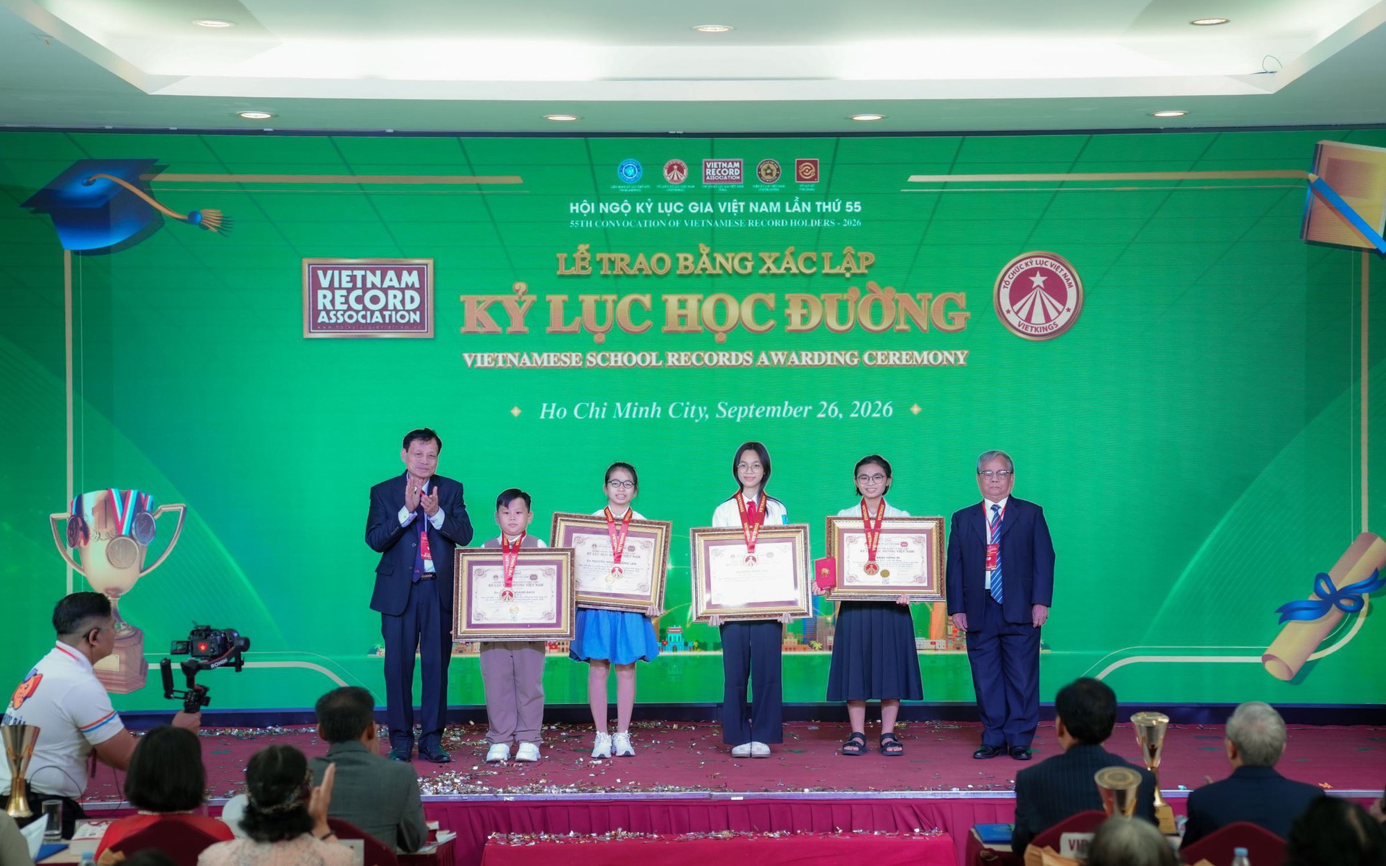 Việt Nam có học sinh mới lớp 1 đã lập kỷ lục đáng kinh ngạc: Hoàn thành 100 phép tính chỉ trong 36 giây, toàn số có 3 chữ số