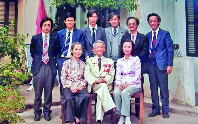 Một gia đình Việt có bố là Giám đốc, nuôi dạy 8 người con đều làm Giáo sư, PGS, Tiến sĩ, Giảng viên - Ảnh 2.