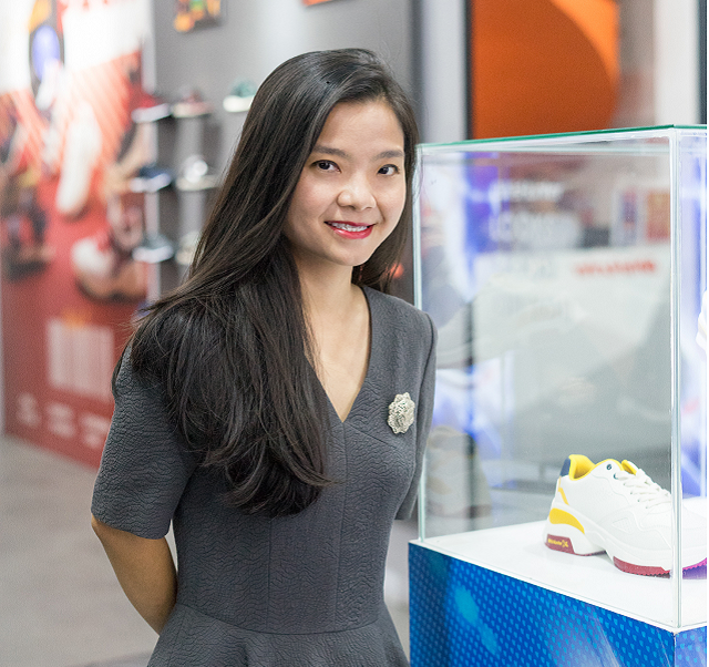 Việt Nam có gia đình giàu có với 3 người con thành đạt, con gái cả SN 1980 nay làm Tổng giám đốc, con trai út vừa kinh doanh vừa đi hát: Khởi nghiệp từ xưởng dép 20 công nhân, đứng sau thương hiệu nổi tiếng khắp cả nước - Ảnh 3.