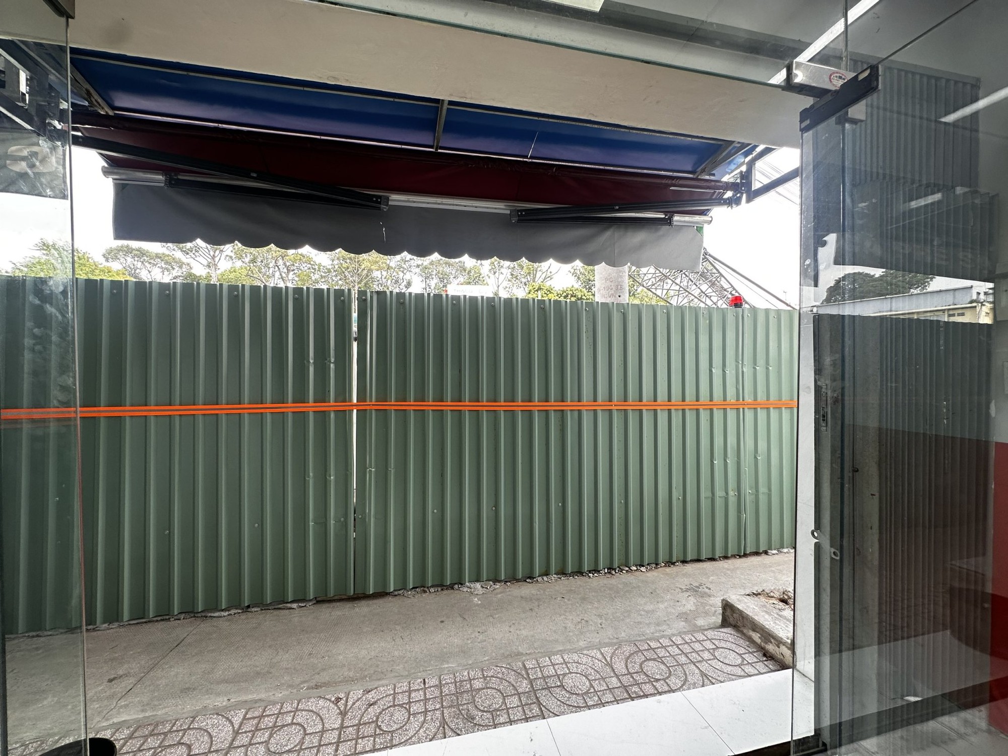 Doanh thu mất 70%, hàng quán dọc đường Cách Mạng Tháng 8 gồng mình sau rào chắn Metro số 2- Ảnh 1.