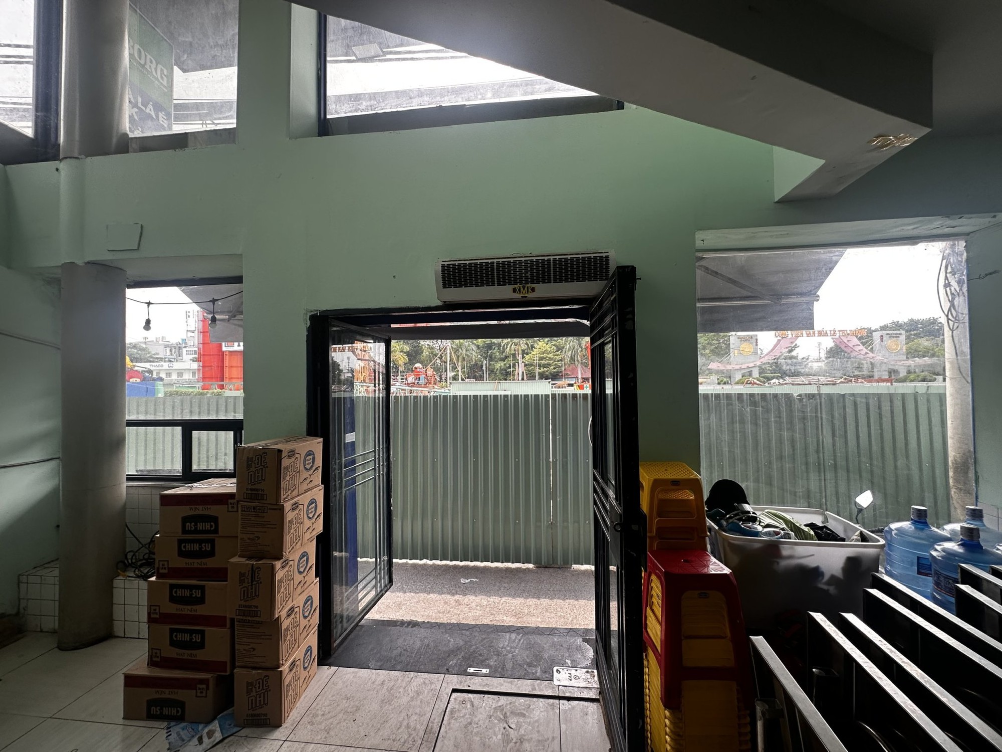 Doanh thu mất 70%, hàng quán dọc đường Cách Mạng Tháng 8 gồng mình sau rào chắn Metro số 2- Ảnh 11.