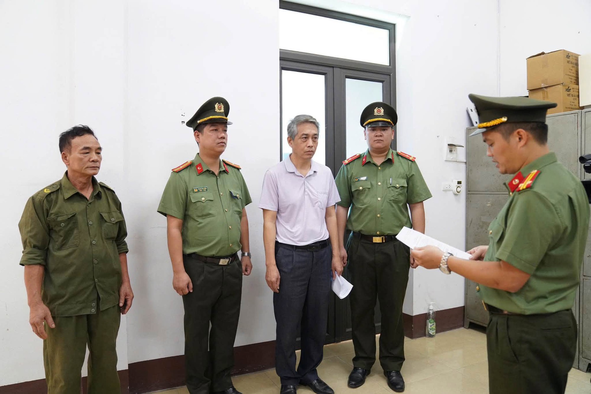 Khám xét trụ sở Công ty AMADO, bắt Chủ tịch HĐQT Ngô Anh Tuấn SN 1969 và kế toán trưởng Vũ Thị Tân SN 1983 - Ảnh 1.