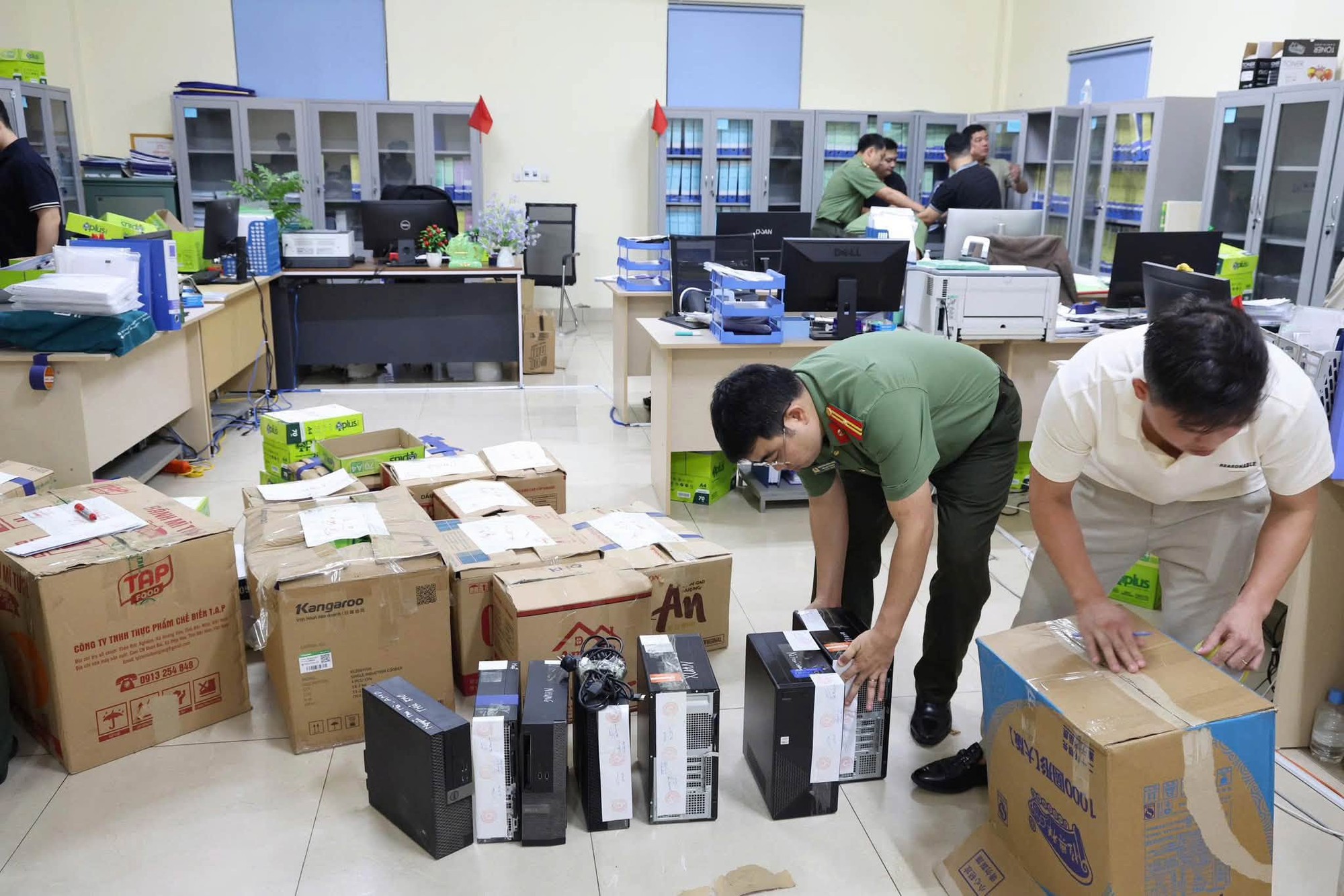 Khám xét trụ sở Công ty AMADO, bắt Chủ tịch HĐQT Ngô Anh Tuấn SN 1969 và kế toán trưởng Vũ Thị Tân SN 1983 - Ảnh 3.