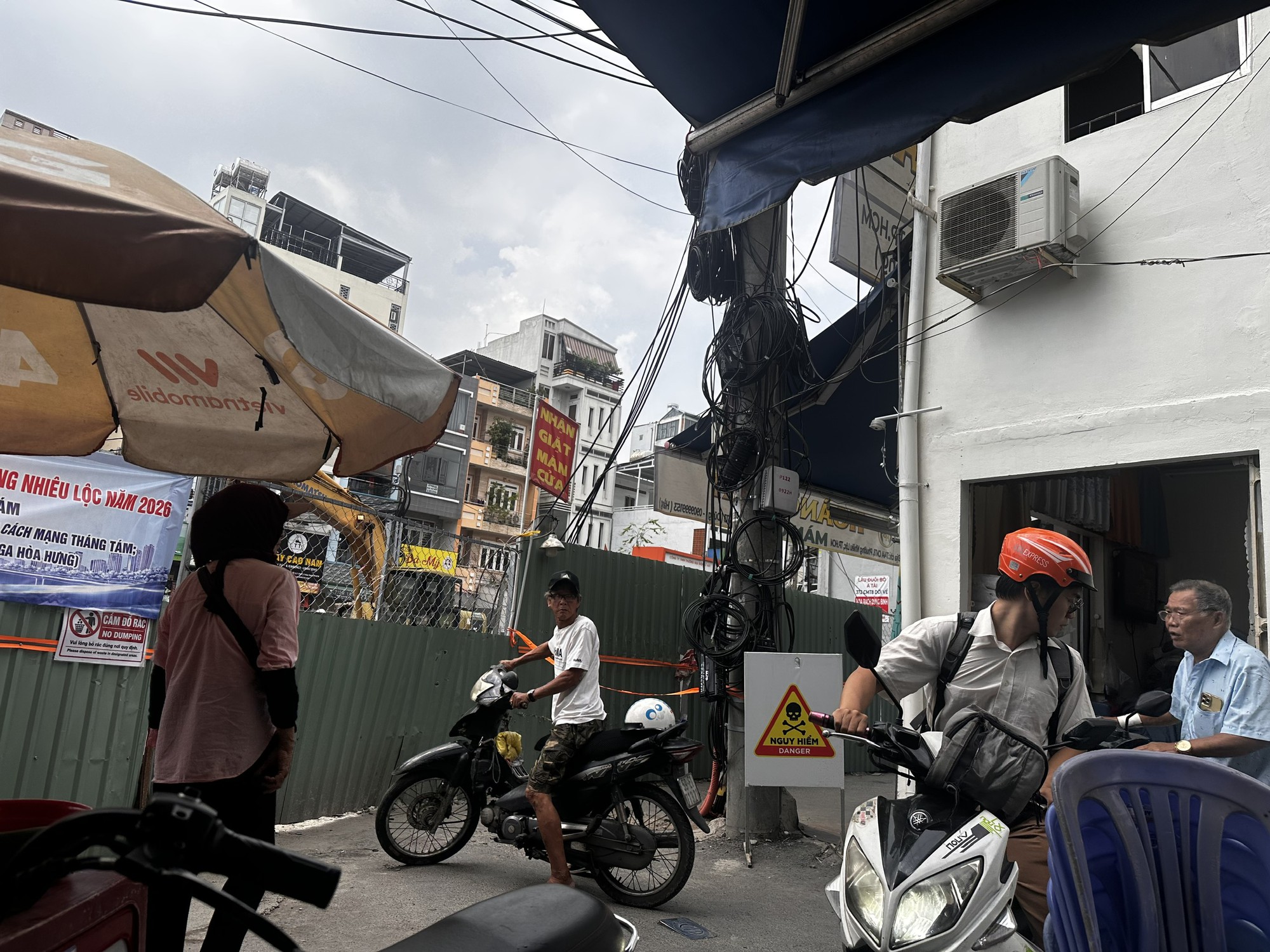 Doanh thu mất 70%, hàng quán dọc đường Cách Mạng Tháng 8 gồng mình sau rào chắn Metro số 2- Ảnh 9.