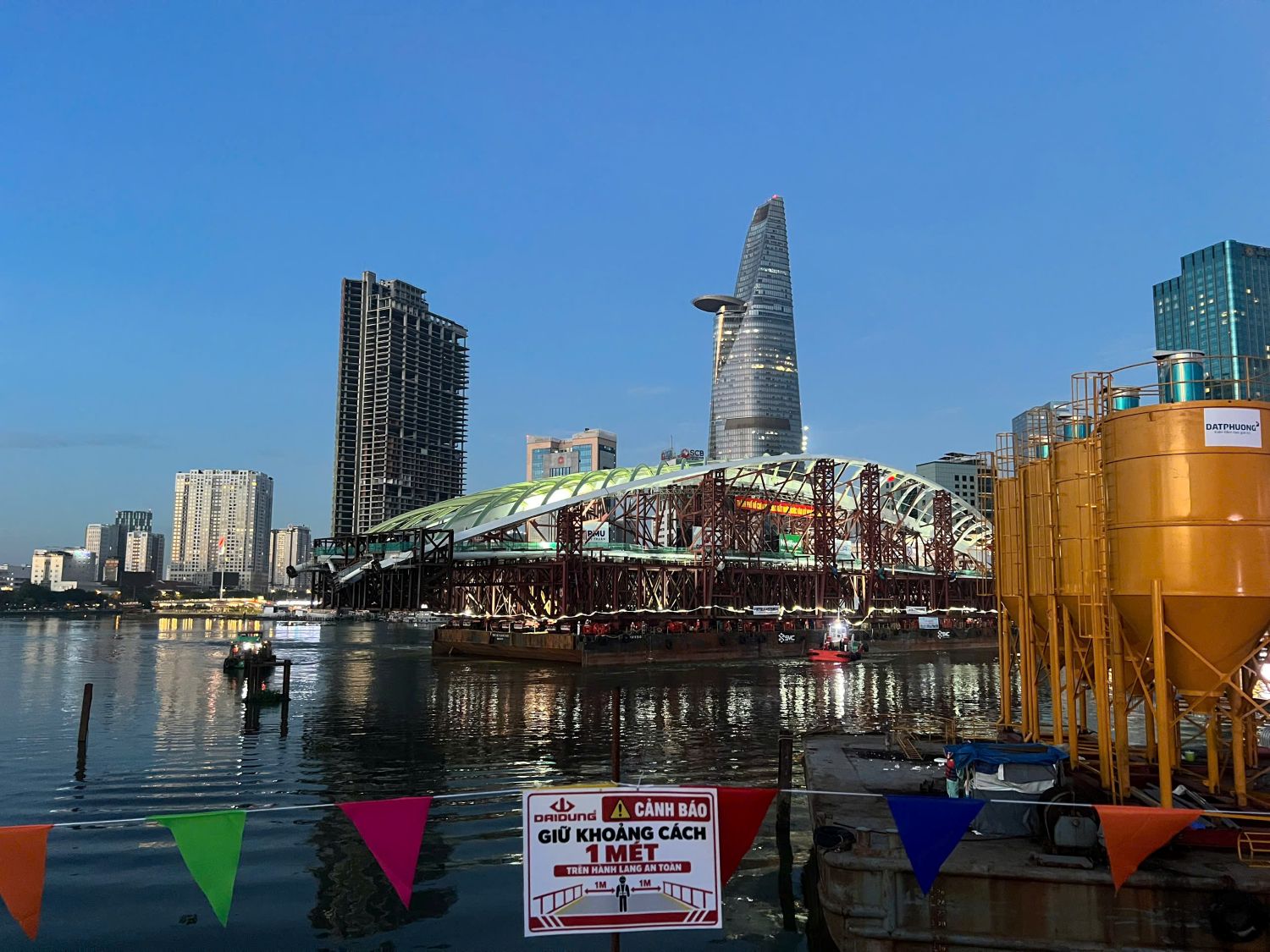Một phường ở Việt Nam sắp đón 16.000 tỷ đồng đầu tư, làm 15 tuyến đường 1.600 tỷ: Có cầu đi bộ sử dụng 3.400 tấn thép, vốn gần 1.000 tỷ đồng- Ảnh 3.