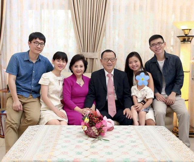 Việt Nam có một gia đình đứng sau đế chế nghìn tỷ: 2 con gái ngồi ghế Tổng giám đốc và Phó tổng giám đốc, con trai út vừa kinh doanh vừa đi hát- Ảnh 1. Việt Nam có một gia đình đứng sau đế chế nghìn tỷ: 2 con gái ngồi ghế Tổng giám đốc và Phó tổng giám đốc, con trai út vừa kinh doanh vừa đi hát- Ảnh 1.