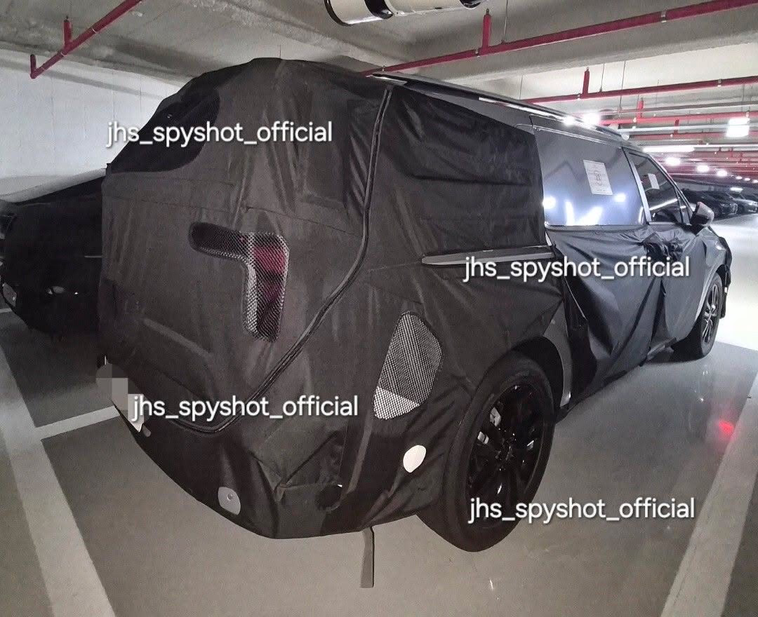 Kia Carnival thế hệ mới lộ diện: Mâm 20 inch, nội thất nhiều nâng cấp, dùng máy hybrid của Hyundai Tucson- Ảnh 1.