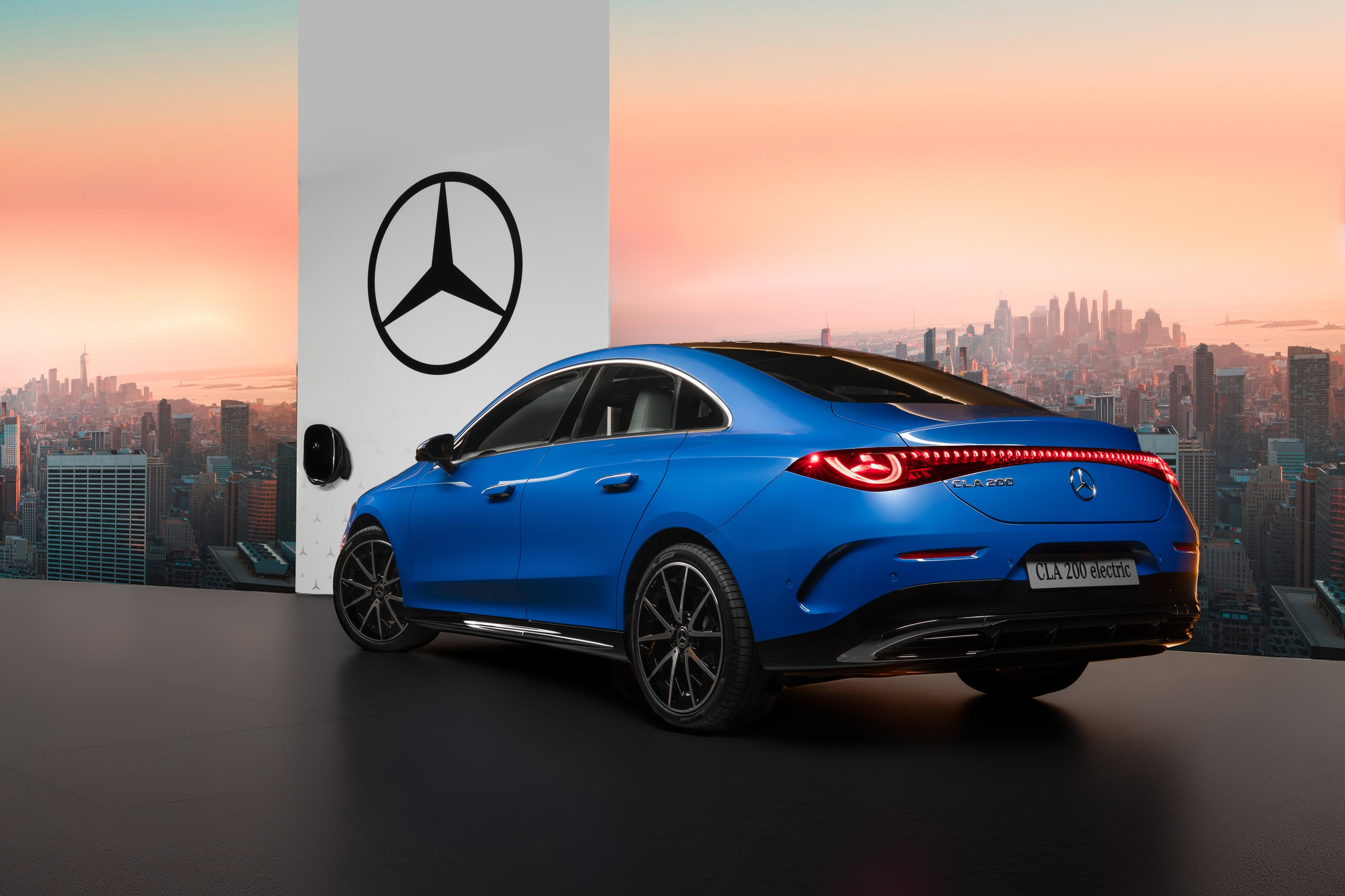 Mercedes-Benz ra mắt hàng loạt xe điện hoá mới tại Việt Nam, giá từ 1,6 đến 8,9 tỷ đồng - Ảnh 1.