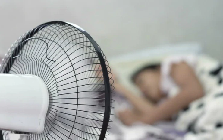 Lời khuyên cho những gia đình đang bật quạt số to khi đi ngủ - Ảnh 1.