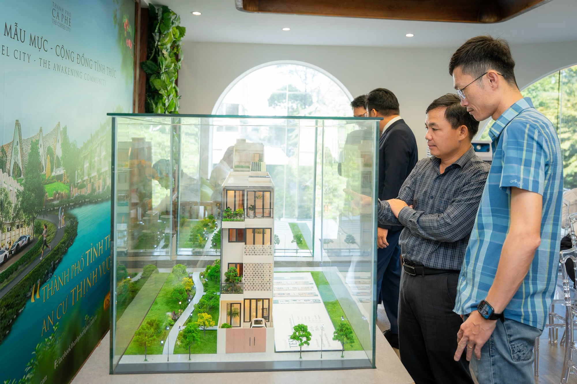 Ông Đặng Lê Nguyên Vũ vừa mở thêm phòng trưng bày trên đường Hoàng Văn Thụ, TP.HCM, giới thiệu tâm huyết cuộc đời - Ảnh 2.