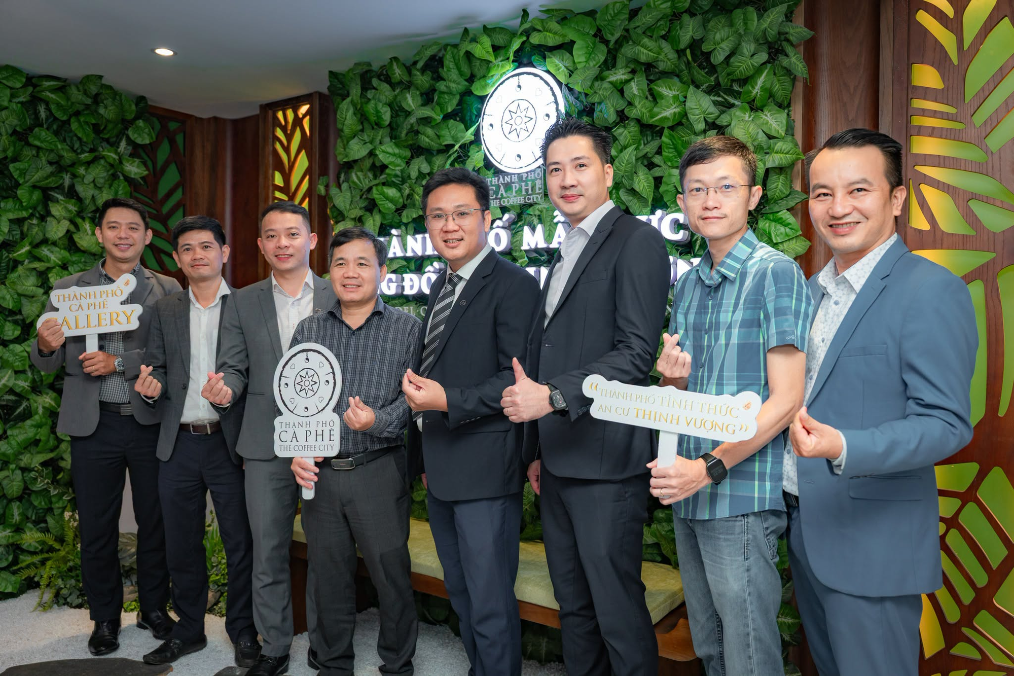 Ông Đặng Lê Nguyên Vũ vừa mở thêm phòng trưng bày trên đường Hoàng Văn Thụ, TP.HCM, giới thiệu tâm huyết cuộc đời - Ảnh 1.