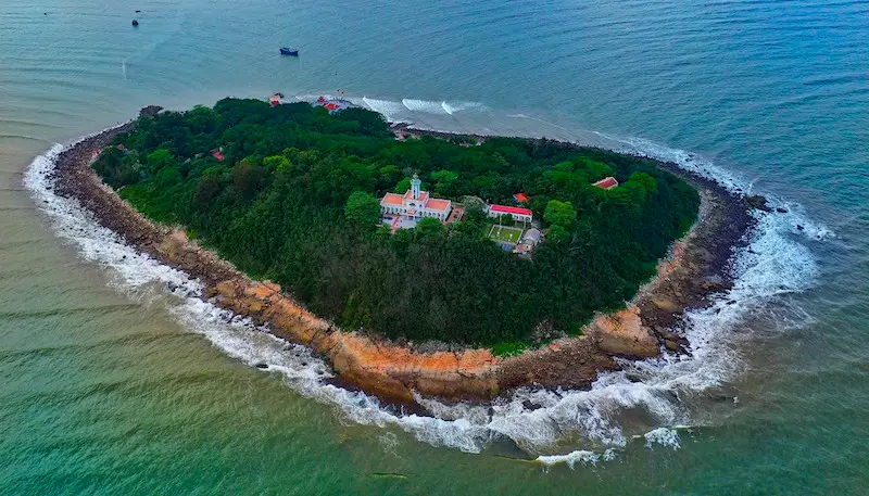 Việt Nam có hòn đảo chỉ rộng hơn 0,1 km2, không có cư dân sinh sống: Là nơi đặt mốc cao độ 0 quốc gia, từng được nghiên cứu xây tuyến cáp treo dài 2 km nối ra - Ảnh 1. Việt Nam có hòn đảo chỉ rộng hơn 0,1 km2, không có cư dân sinh sống: Là nơi đặt mốc cao độ 0 quốc gia, từng được nghiên cứu xây tuyến cáp treo dài 2 km nối ra - Ảnh 1.