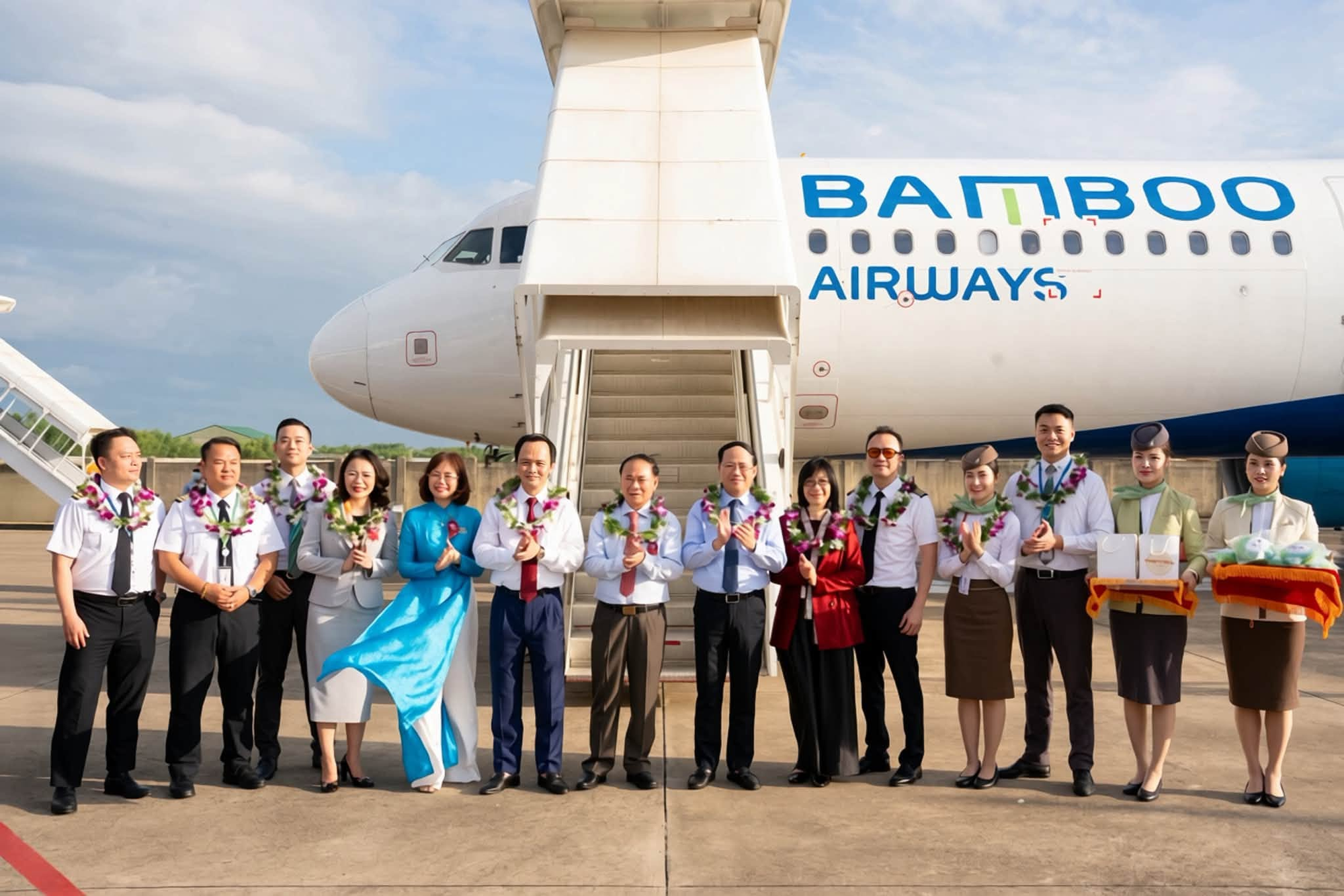 Hôm qua - 29/10, một máy bay của Bamboo Airways từ Trung Quốc hạ cánh tại sân bay Việt Nam được thực hiện nghi thức đặc biệt - Ảnh 1.