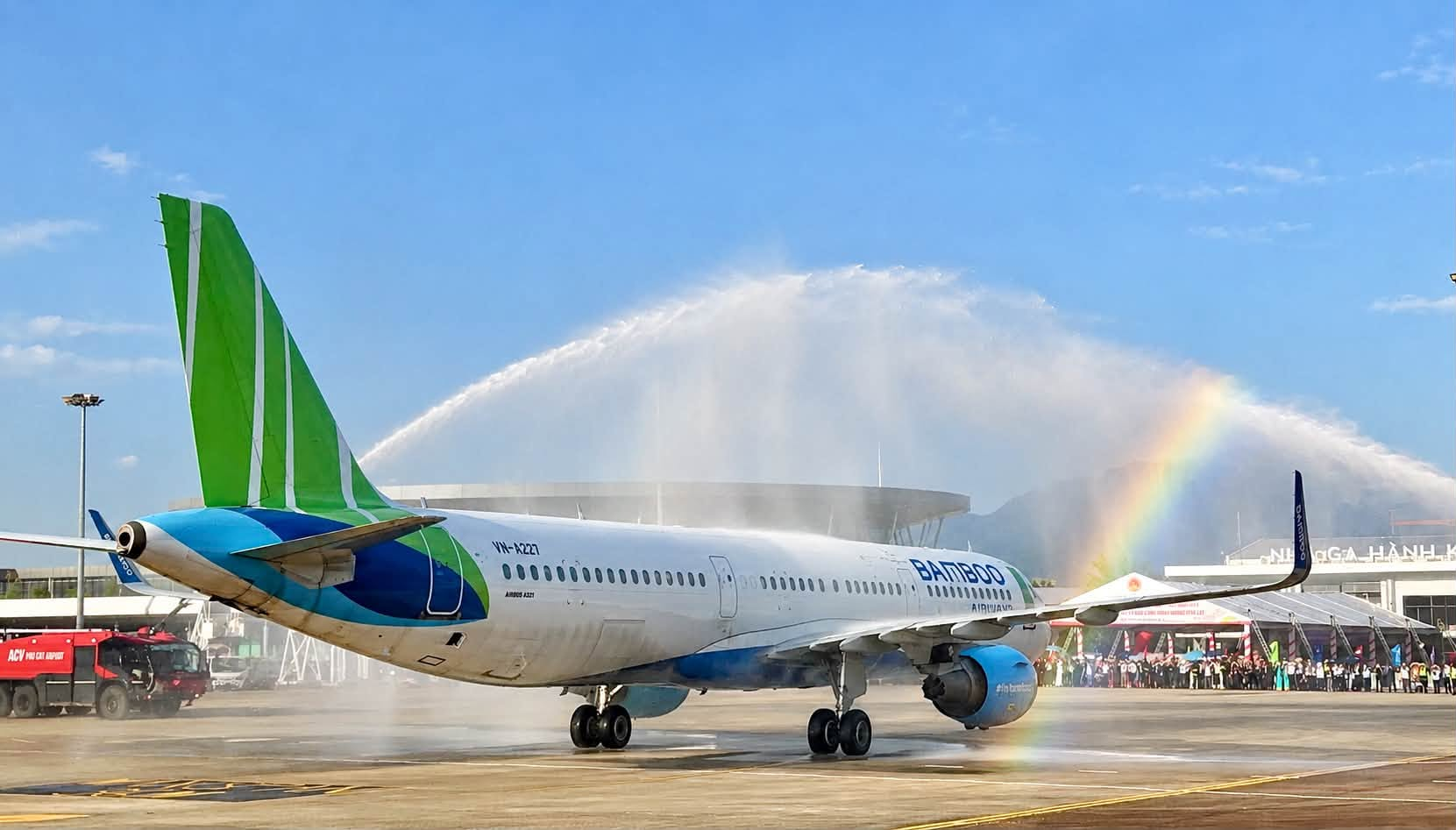Hôm qua - 29/10, một máy bay của Bamboo Airways từ Trung Quốc hạ cánh tại sân bay Việt Nam được thực hiện nghi thức đặc biệt - Ảnh 2.