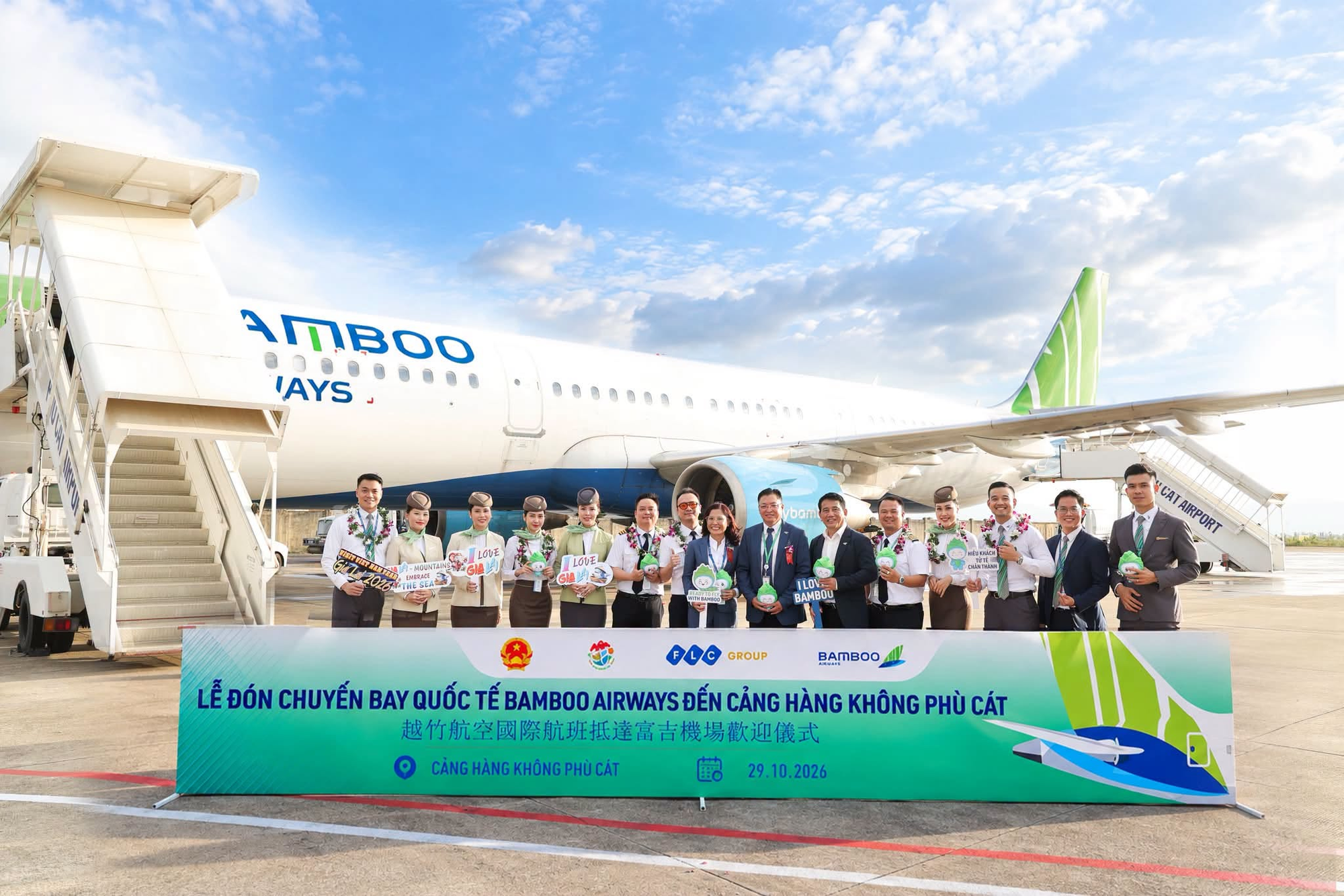 Hôm qua - 29/10, một máy bay của Bamboo Airways từ Trung Quốc hạ cánh tại sân bay Việt Nam được thực hiện nghi thức đặc biệt - Ảnh 3.