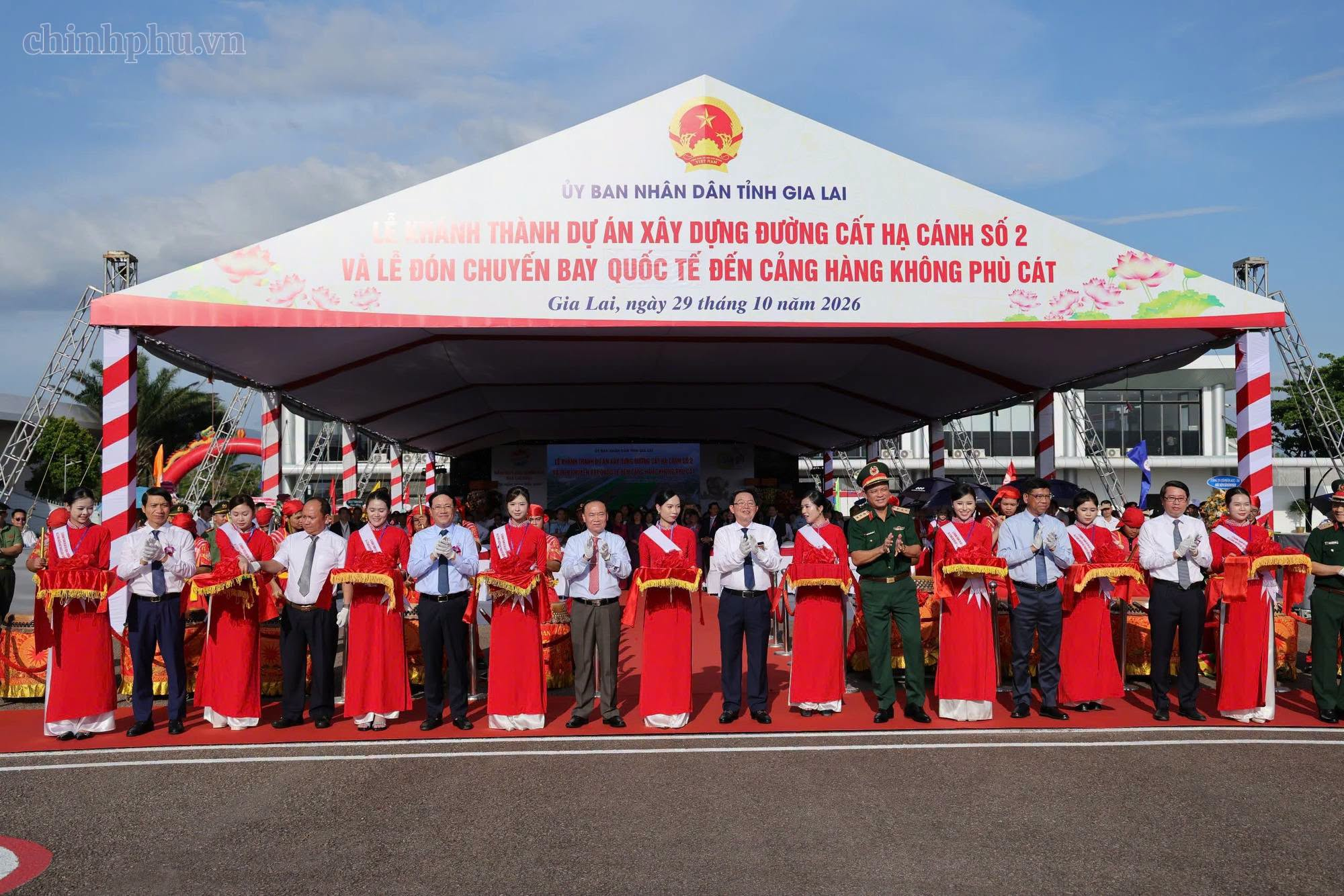 Hôm qua - 29/10, một máy bay của Bamboo Airways từ Trung Quốc hạ cánh tại sân bay Việt Nam được thực hiện nghi thức đặc biệt - Ảnh 4.