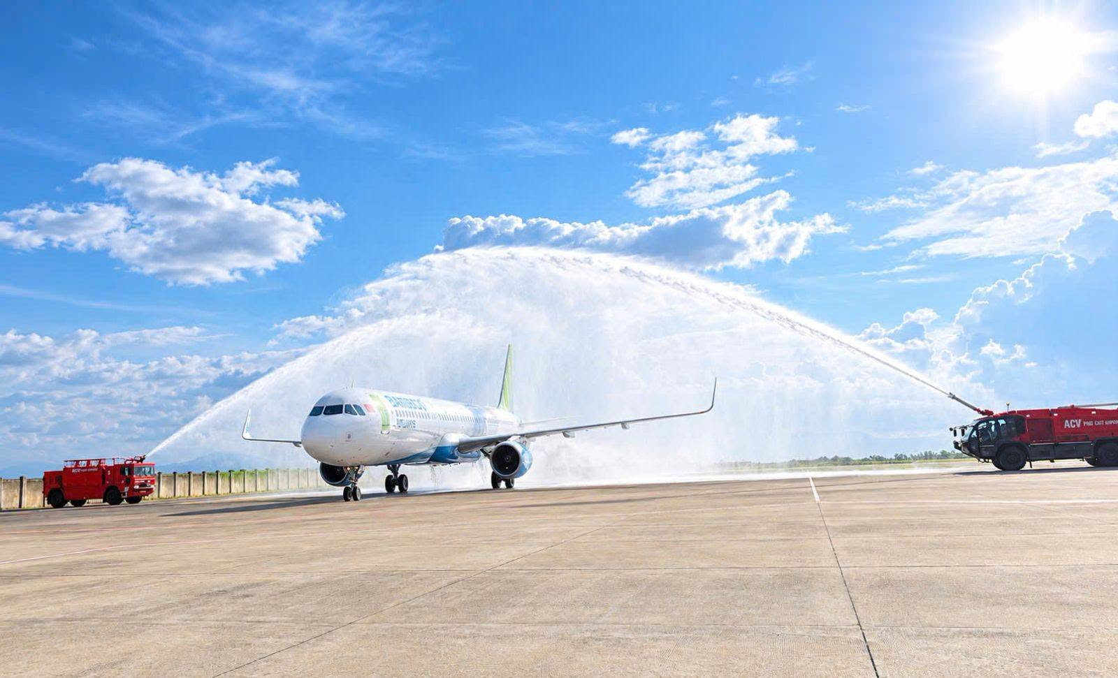 Hôm qua - 29/10, một máy bay của Bamboo Airways từ Trung Quốc hạ cánh tại sân bay Việt Nam được thực hiện nghi thức đặc biệt - Ảnh 5.