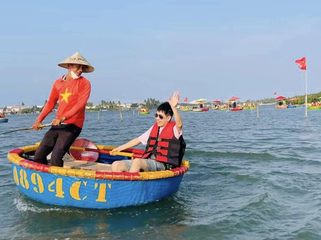 Sao nam đẹp trai nhất Bố Ơi Mình Đi Đâu Thế bao trọn sân pickleball làm tiệc sinh nhật, khoe siêu xe Ferrari 150 tỷ gây "lác mắt" - Ảnh 8.