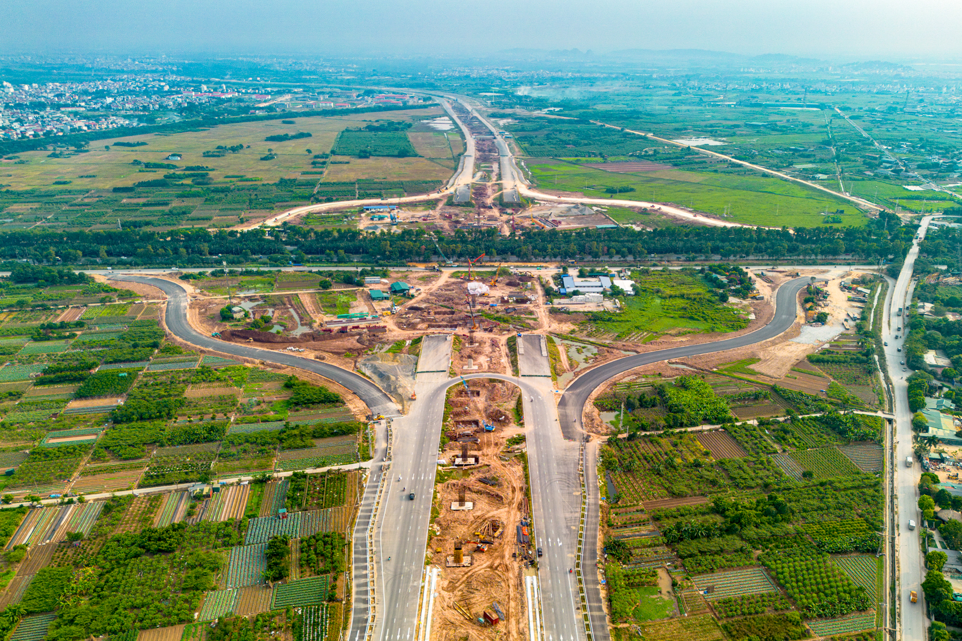 Toàn cảnh tuyến vành đai 85.000 tỷ đồng, rộng gấp 3 lần đường băng sân bay: 15km đường song hành vừa thông xe, kết nối cầu 10.000 tỷ đang thành hình với đại lộ đẹp nhất Việt Nam- Ảnh 1.