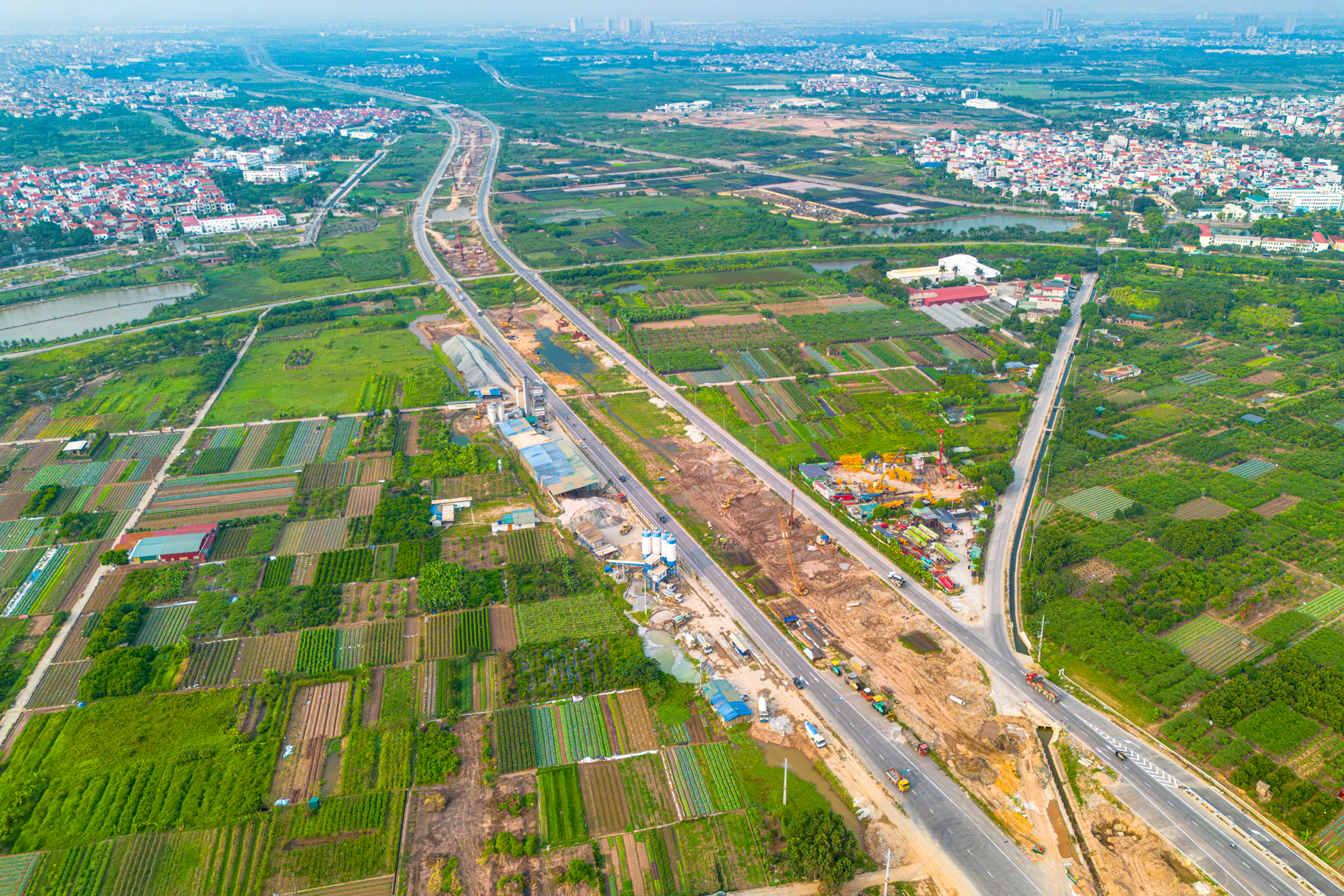 Toàn cảnh tuyến vành đai 85.000 tỷ đồng, rộng gấp 3 lần đường băng sân bay: 15km đường song hành vừa thông xe, kết nối cầu 10.000 tỷ đang thành hình với đại lộ đẹp nhất Việt Nam- Ảnh 12.