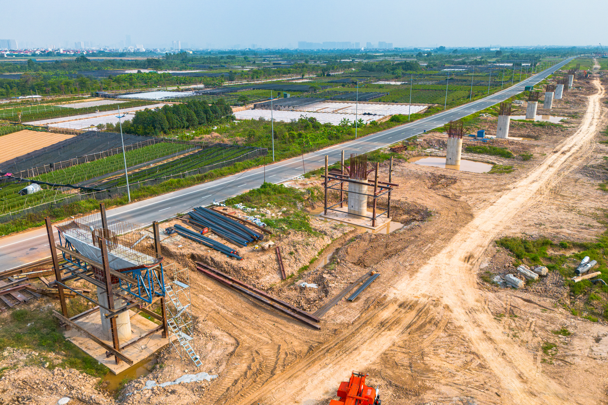 Toàn cảnh tuyến vành đai 85.000 tỷ đồng, rộng gấp 3 lần đường băng sân bay: 15km đường song hành vừa thông xe, kết nối cầu 10.000 tỷ đang thành hình với đại lộ đẹp nhất Việt Nam- Ảnh 6.