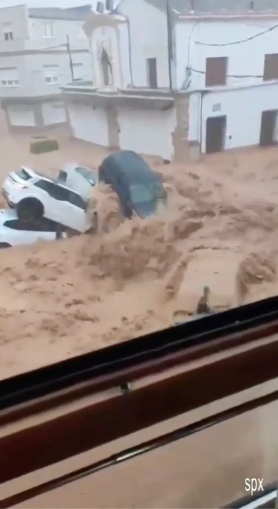 VIDEO: Mưa lũ kinh hoàng cuốn trôi ô tô trên đường phố châu Âu, người dân tuyệt vọng mắc kẹt trên các ban công- Ảnh 1.