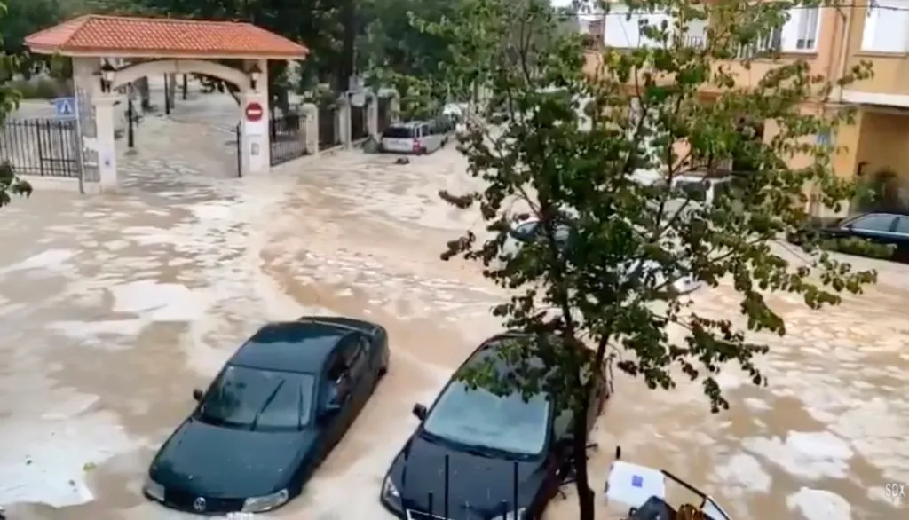 VIDEO: Mưa lũ kinh hoàng cuốn trôi ô tô trên đường phố châu Âu, người dân tuyệt vọng mắc kẹt trên các ban công- Ảnh 2.