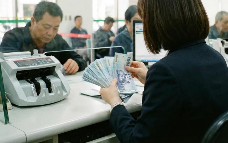 Một người đàn ông rút 1,7 tỷ đồng tiền tiết kiệm, vay thêm 1,5 tỷ đồng để “làm nhiệm vụ”- Ảnh 1.