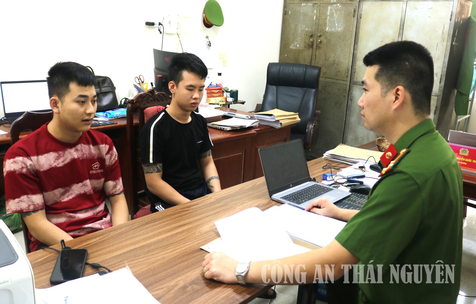 Công an đang điều tra các giao dịch chuyển tiền, nhận tiền của 40 tài khoản ngân hàng, dòng tiền 1.000 tỷ đồng- Ảnh 2. Công an đang điều tra các giao dịch chuyển tiền, nhận tiền của 40 tài khoản ngân hàng, dòng tiền 1.000 tỷ đồng- Ảnh 2.