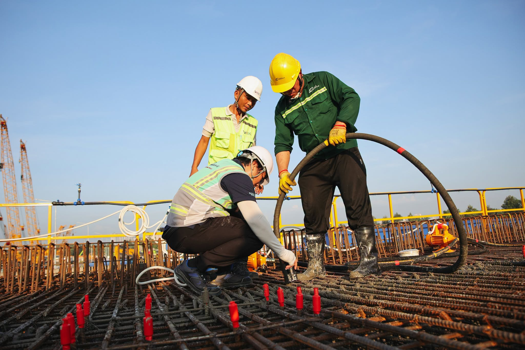 Sau 6 giờ đổ bê tông liên tục, phiến dầm khổng lồ gần 750 tấn đã thành hình: Công nghệ lần đầu áp dụng trên tuyến đường sắt 350 km/h dẫn đến siêu đô thị lấn biển của tỷ phú Phạm Nhật Vượng - Ảnh 2. Sau 6 giờ đổ bê tông liên tục, phiến dầm khổng lồ gần 750 tấn đã thành hình: Công nghệ lần đầu áp dụng trên tuyến đường sắt 350 km/h dẫn đến siêu đô thị lấn biển của tỷ phú Phạm Nhật Vượng - Ảnh 2.