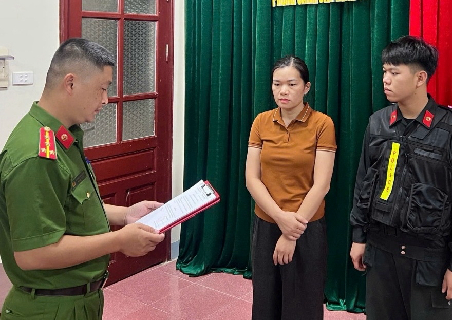 Thi hành lệnh khám xét, khởi tố Phó Trưởng phòng Kỹ thuật môi trường Hứa Thị Ngân SN 1987 - Ảnh 2.