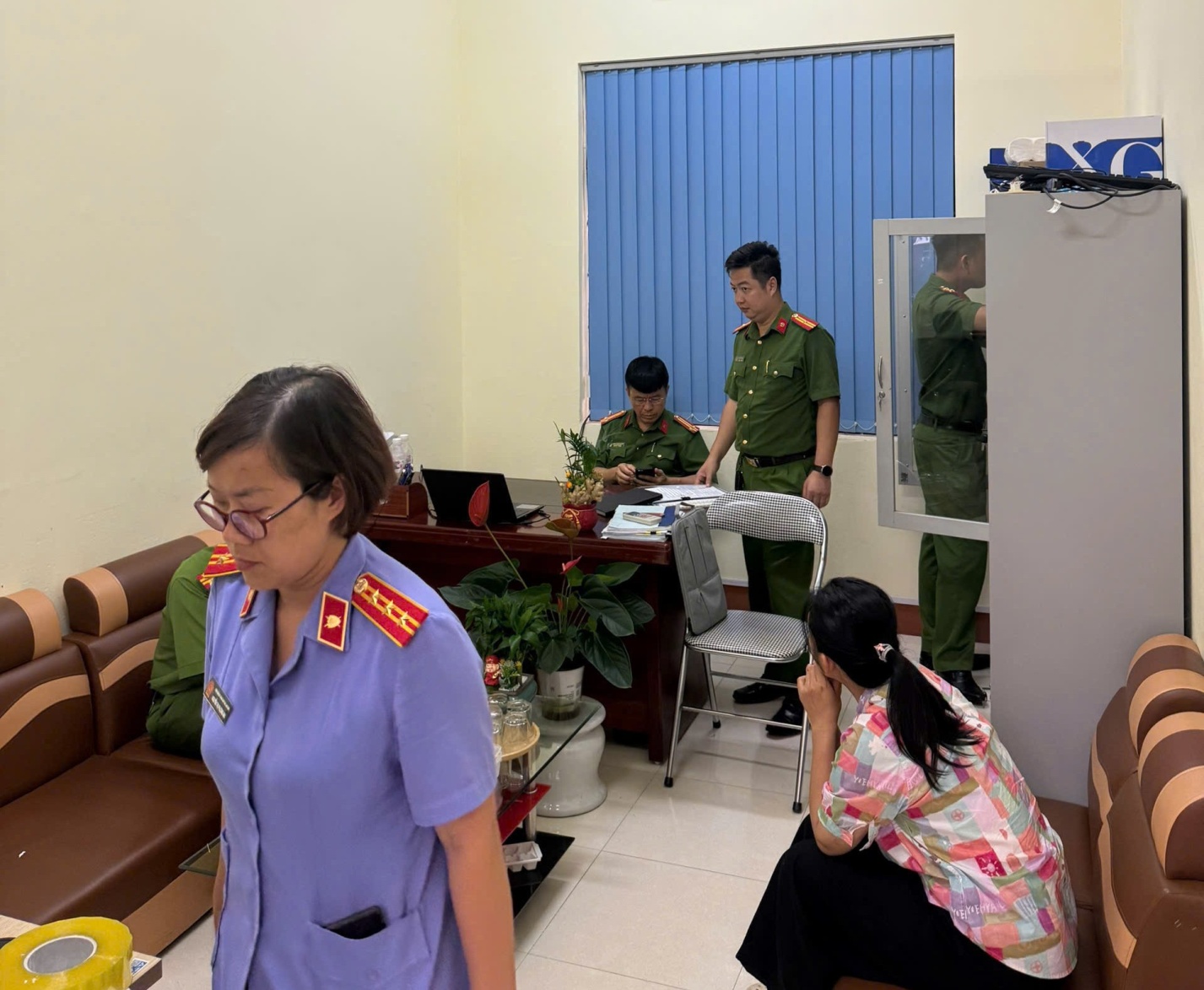 Thi hành lệnh khám xét, khởi tố Phó Trưởng phòng Kỹ thuật môi trường Hứa Thị Ngân SN 1987 - Ảnh 4.