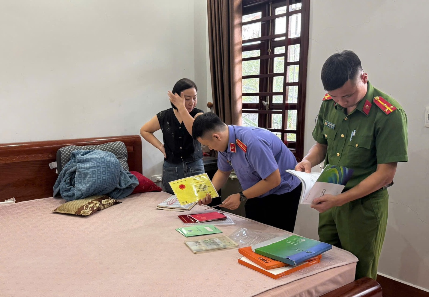 Thi hành lệnh khám xét, khởi tố Phó Trưởng phòng Kỹ thuật môi trường Hứa Thị Ngân SN 1987 - Ảnh 5.