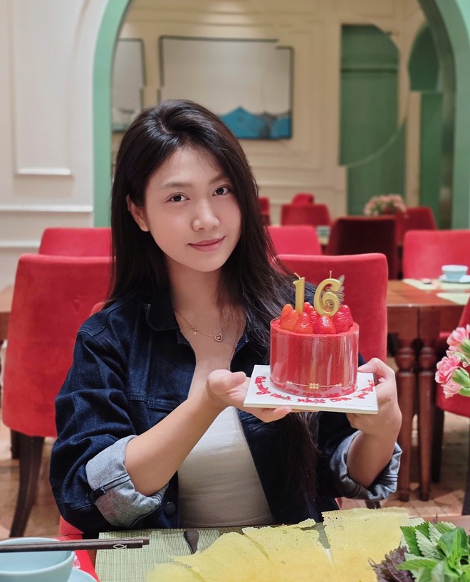 Phản ứng đáng yêu của con gái Mạnh Trường khi xem cảnh bố hôn bạn diễn- Ảnh 5.