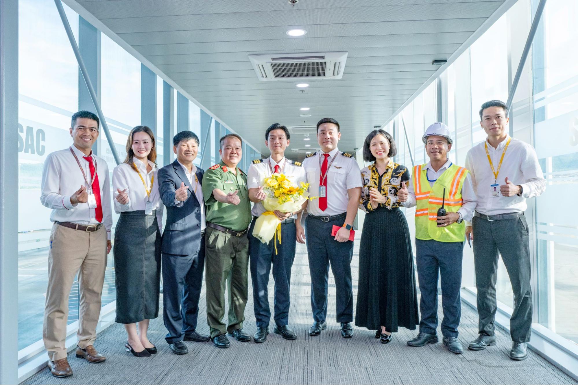 Phú Quốc đón chuyến bay đầu tiên đặc biệt trên đường băng 3.300m: Điều bất ngờ lúc 7h05 sáng làm du khách ngỡ ngàng- Ảnh 4.
