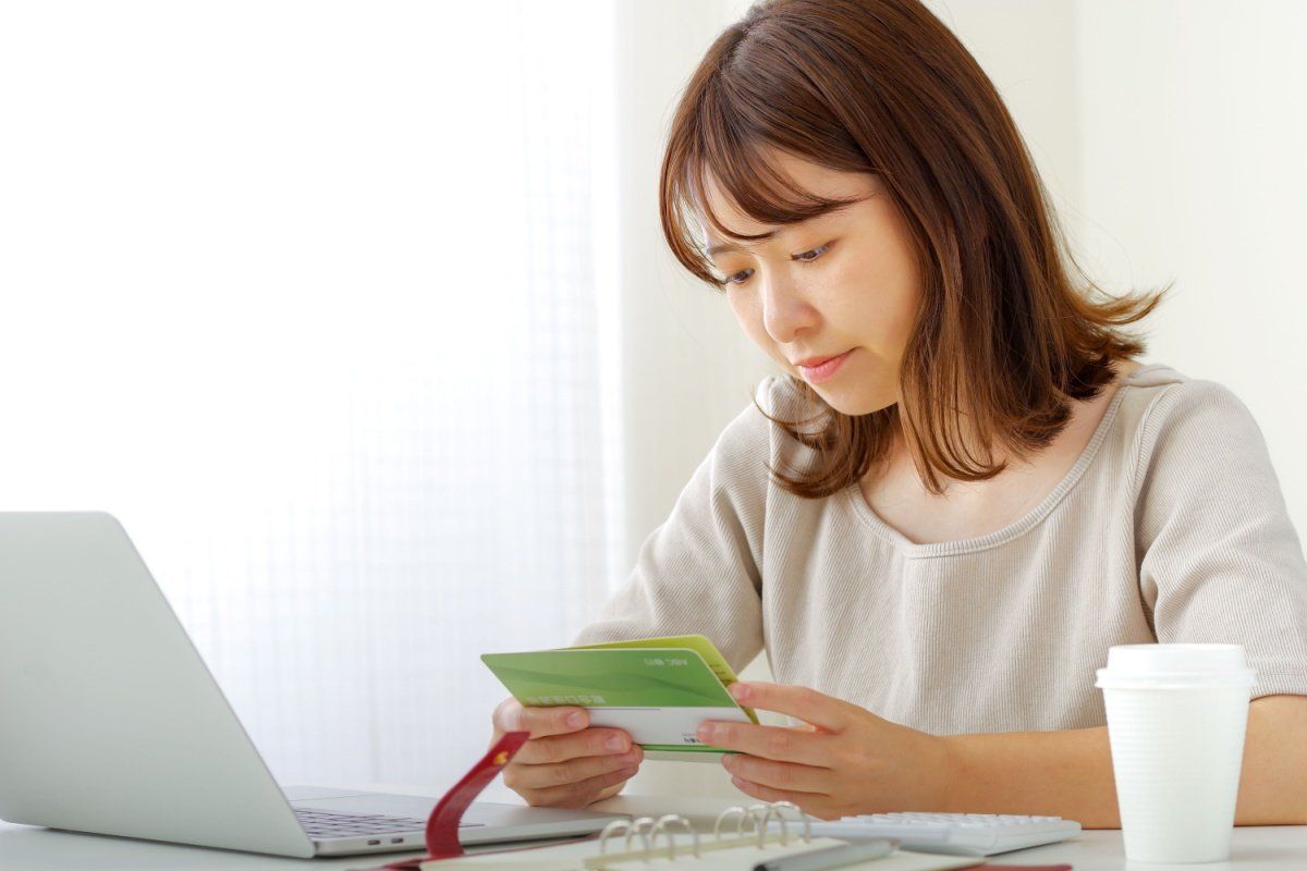 Lãi suất tăng, có nên rút sổ tiết kiệm cũ để gửi lại?  - Ảnh 1.