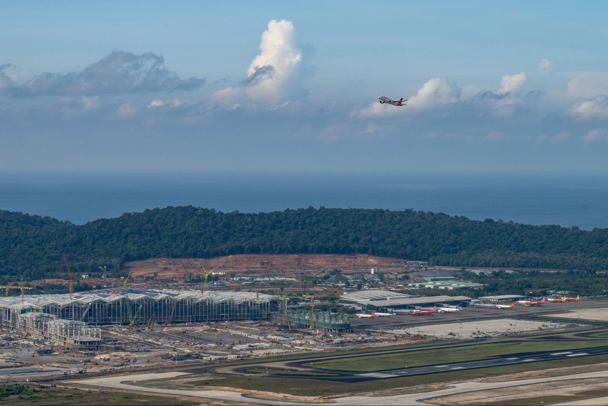 Phú Quốc đón chuyến bay đầu tiên đặc biệt trên đường băng 3.300m: Điều bất ngờ lúc 7h05 sáng làm du khách ngỡ ngàng- Ảnh 7.