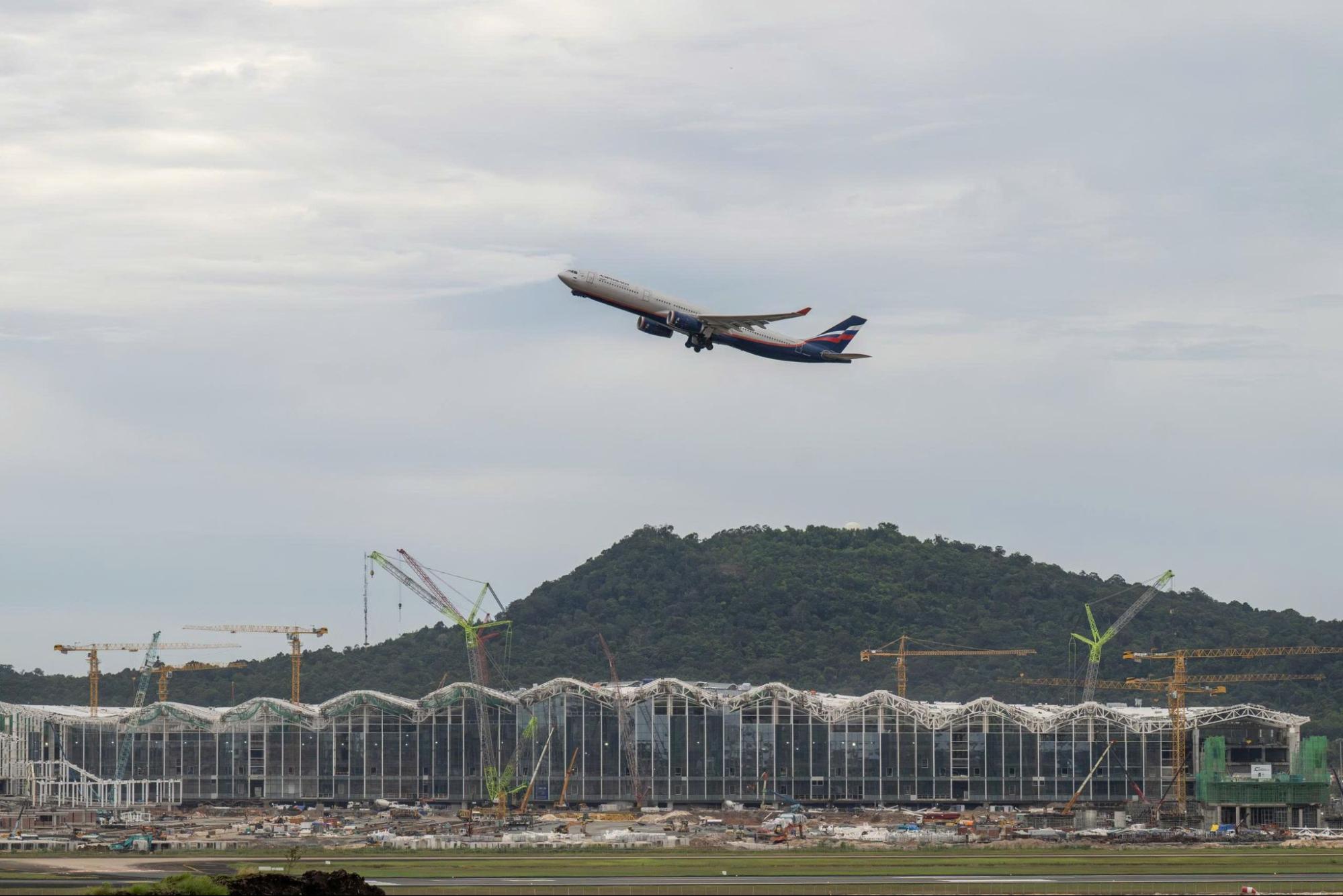Phú Quốc đón chuyến bay đầu tiên đặc biệt trên đường băng 3.300m: Điều bất ngờ lúc 7h05 sáng làm du khách ngỡ ngàng- Ảnh 8.