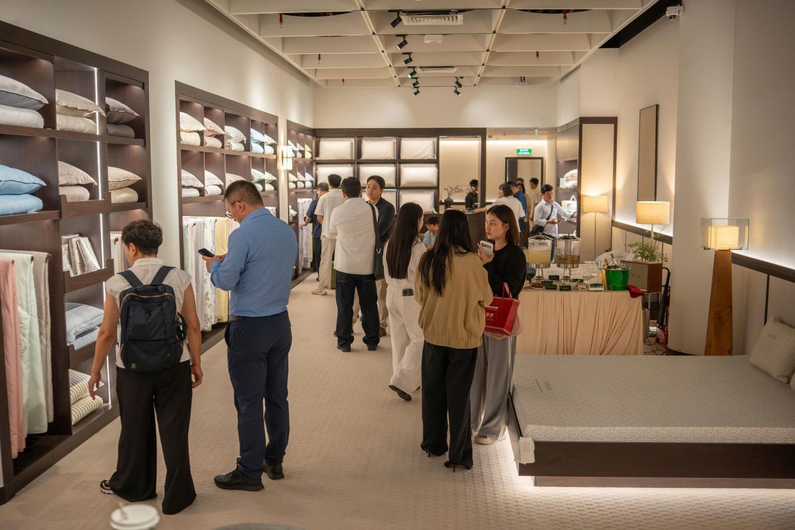 Ông lớn chăn ga gối đệm Everon báo lãi tăng 64%, mở showroom 121 m² để thử nghiệm mô hình mới - Ảnh 2.