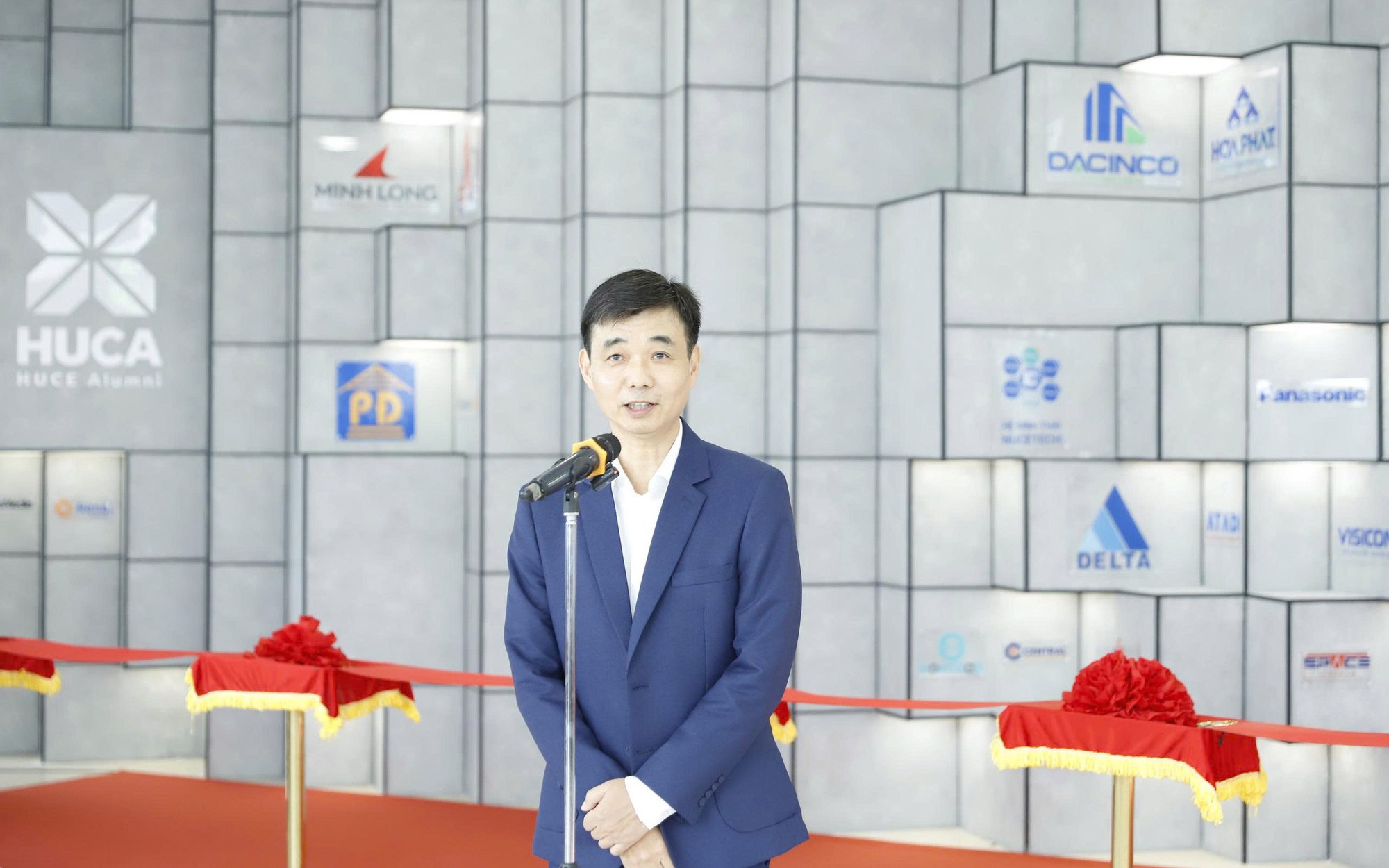 Tổng giám đốc Hòa Phát Nguyễn Việt Thắng về thăm trường ĐH, chia sẻ: “Dù đi đâu cũng luôn tự hào là cựu sinh viên Xây dựng”