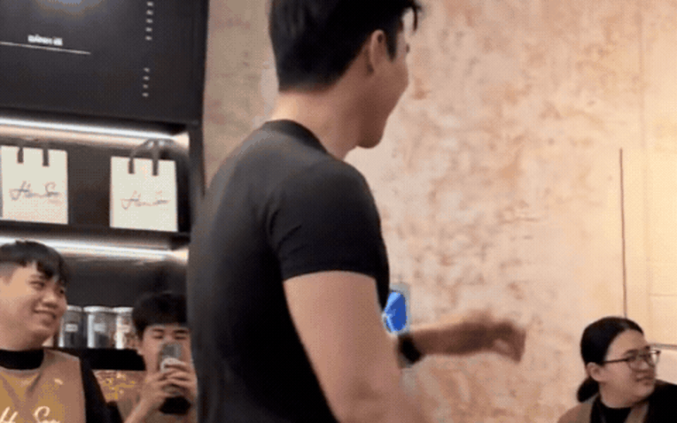 Nam diễn viên nhận bằng khen của Bộ Quốc phòng: Từ nhân viên soát vé đến "gương mặt nghìn tỷ", mỗi tháng ra một phim- Ảnh 1.