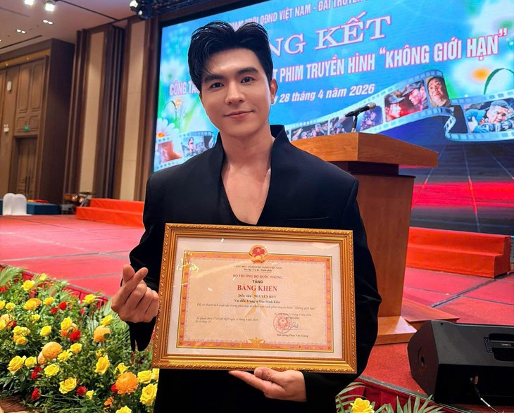Nam diễn viên nhận bằng khen của Bộ Quốc phòng: Từ nhân viên soát vé đến "gương mặt nghìn tỷ", mỗi tháng ra một phim- Ảnh 5.