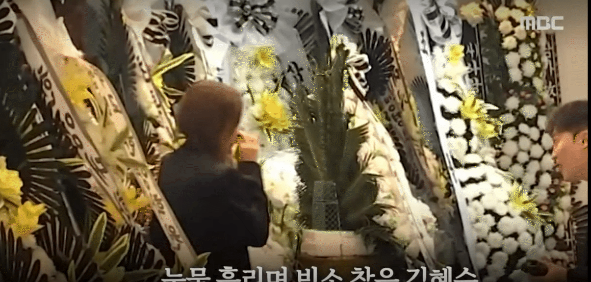 Tang lễ "người cha quốc dân" đột ngột qua đời ngày 29/10: Kim Hye Soo khóc sưng mắt, "bà nội quốc dân" cùng dàn sao xót xa tiễn đưa- Ảnh 7.