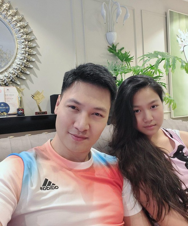 Phản ứng đáng yêu của con gái Mạnh Trường khi xem cảnh bố hôn bạn diễn- Ảnh 3.