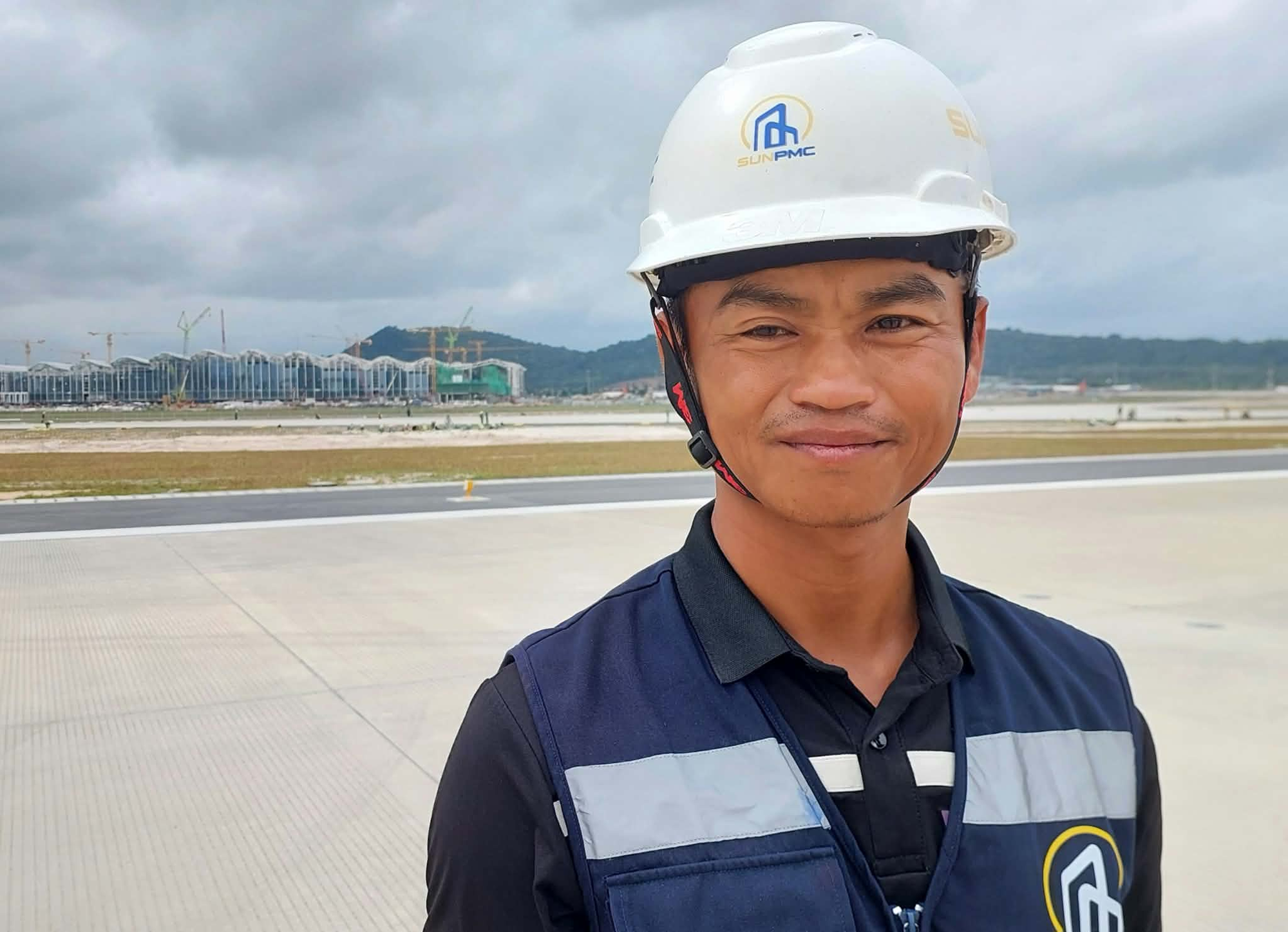 Hàn Quốc mất hơn 2 năm, Đức gần 3 năm, Việt Nam chỉ cần 8 tháng để đưa đường băng dài 3,3 km, đón được siêu máy bay vào khai thác, nhân viên giám sát công trình: "Nhìn hiện trạng, anh em thấy choáng lắm, không nghĩ hoàn thành được" - Ảnh 2.